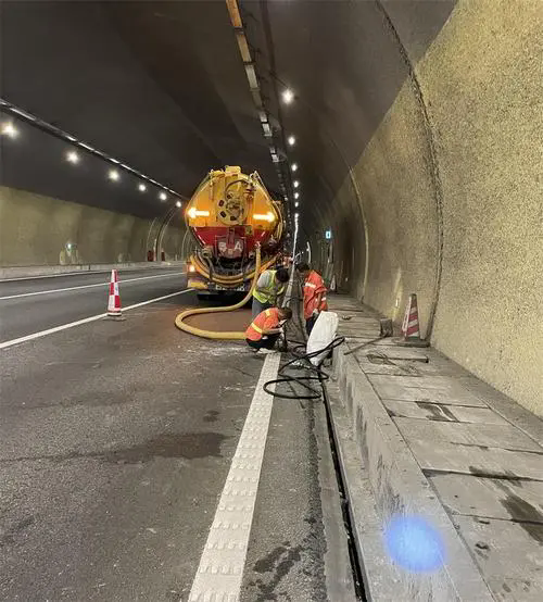 团风隧道排水渠清淤